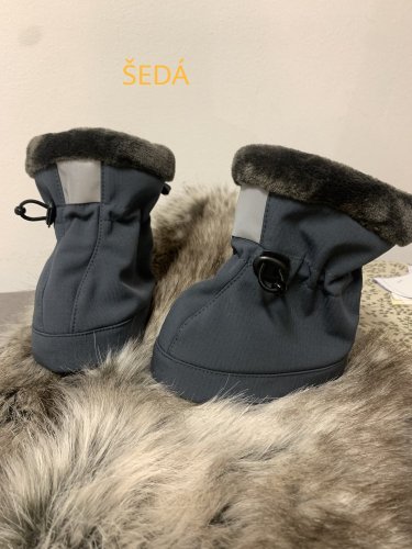 šedá